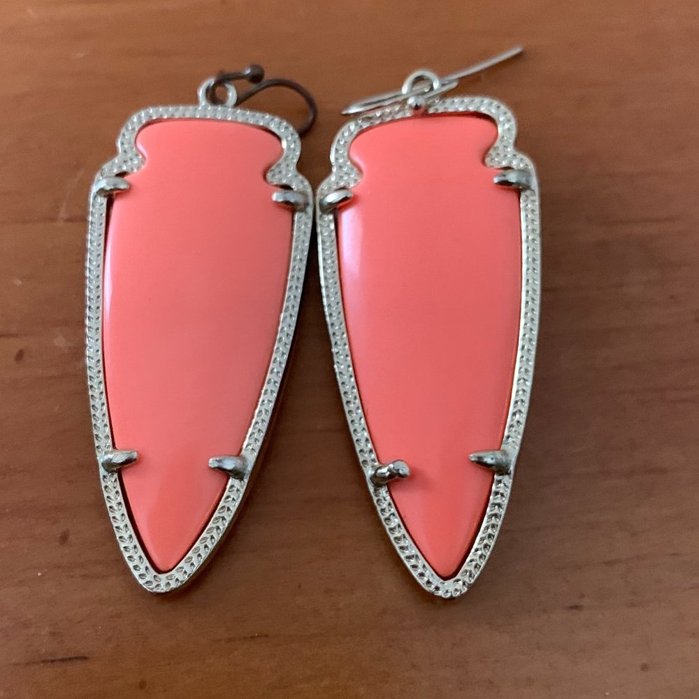 Kendra Scott Rare Coral Arrowhead style earrings